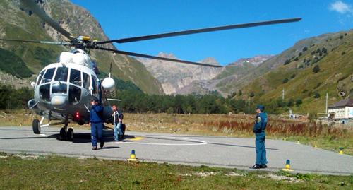 Вертолёт  спасателей Эльбрусского высокогорного поисково-спасательного отряда.  Фото http://07.mchs.gov.ru/operationalpage/operational/item/7241513/