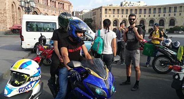 Байкеры на площади Республики в Ереване. 26.08.2018 г. Фото:
страница "Армянского экологического фронта" в Facebook https://www.facebook.com/armecofront/photos/pcb.2388885914484792/2388885421151508/?type=3&theater