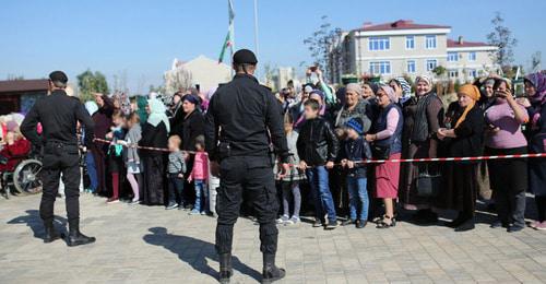 Сотрудники правоохранительных органов на улицах Грозного следят за порядком. Фото: Radio Marsho (RFE/RL)