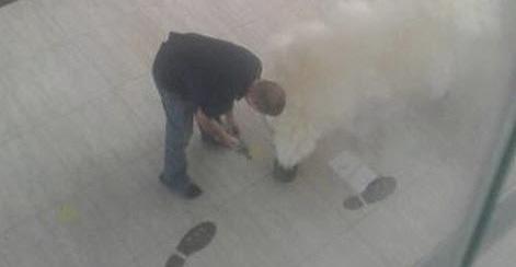 Мужчина во время инцидента с дымовой шашкой в центре Сочи. Фото: сообщества "ДТП и ЧП | Сочи" https://vk.com/dtpsochi
