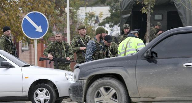 Сотрудники силовых структур. Фото: REUTERS/Alkhan Gargayev