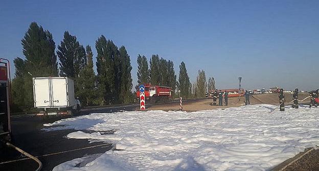 Разлив дизельного топлива произошел в результате ДТП на северо-западе Ставрополя. 29 августа 2018 г. Фото: ГТРК "Ставрополье"