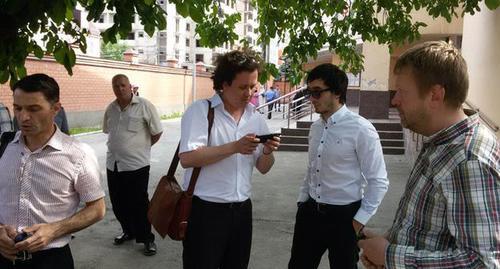 Альберт Хамхоев во дворе суда с адвокатами. 
 Фото: Умар Йовлой для "Кавказского узла"