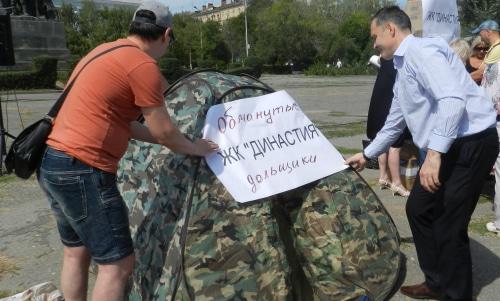 Дольщики ЖК «Династия» устанавливают палатку на митинг в Волгограде. 2 сентября 2018 года. Фото Татьяны Филимоновой для "Кавказского узла",