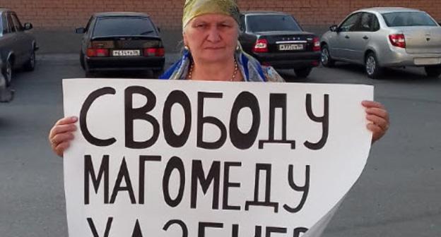 Мать Магомеда Хазбиева в одиночном пикете. Фото: Умар Йовлой для "Кавказского узла"