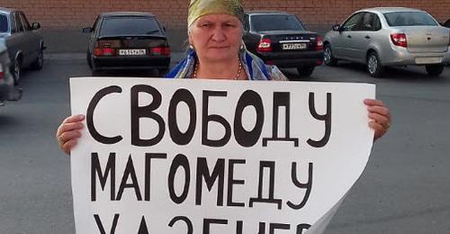 Мать Магомеда Хазбиева в одиночном пикете. Фото: Умар Йовлой для "Кавказского узла"