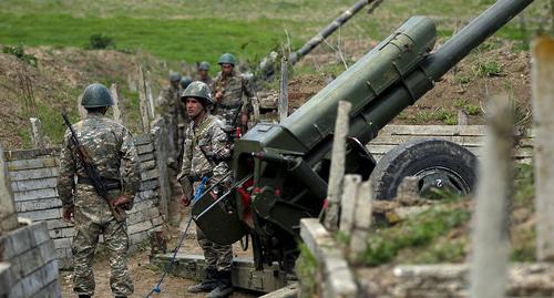 Fрмянские солдаты стоят рядом с орудием на артиллерийских постах. Фото REUTERS / Staff 