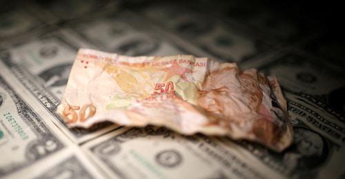 Турецкая лира на фоне долларов. Фото: REUTERS/Dado Ruvic/Illustration