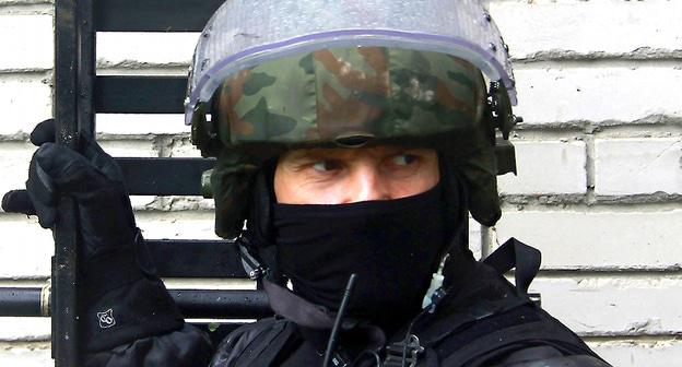 Сотрудник силовых структур. Фото http://rosgvard.ru/ru/news/article/v-barnaule-sotrudniki-sobr-zaderzhali-rukovoditelya-municipalnogo-predpriyatiya-podozrevaemogo-v-poluchenii-vzyatki-v-osobo-krupnom-razmere