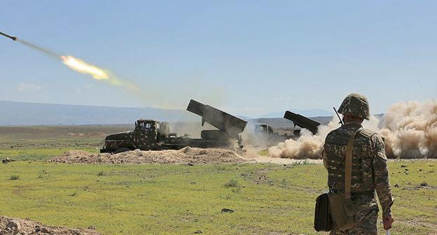 Военные учения армянской армии. Фото © Photo: official site of the MoD of RA
https://ru.armeniasputnik.am/society/20180706/13074954/artillerijskie-ucheniya-s-primeneniem-sistemy-grad-proshli-v-armenia.html