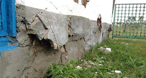 Обвалившаяся штукатурка здания школы в селе Теречное. Фото Магомеда Разакова для "Кавказского узла"
