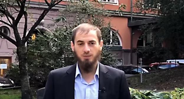 Руководитель шведской благотворительной ассоциации "Вайфонд" Мансур Садулаев. Фото: кадр видео VAY FOND  https://www.youtube.com/watch?time_continue=2&v=z3GgYTKjfIo
