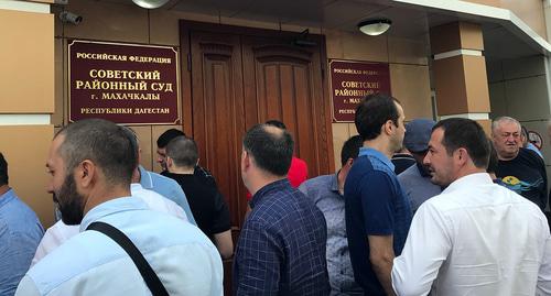 Группа поддержки Омарова собравшаяся у здания суда. Фото Патимат Махмудовой для "Кавказского узла".