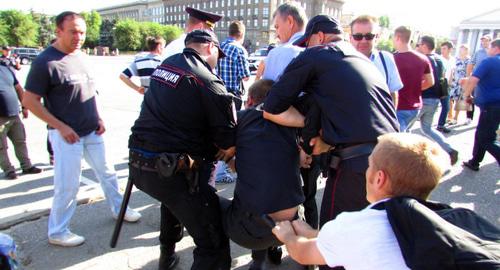 Задержание участника шествия. Фото Вячеслава Ященко для "Кавказского узла"