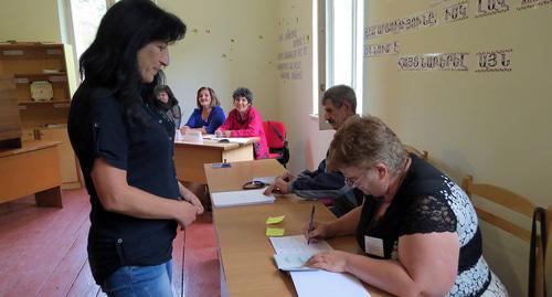 Избирательница на участке в Нагорном Карабахе. Фото Алвард Григорян для "Кавказского узла".