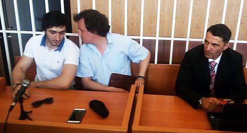 Альберт Хамхоев (слева) на заседании суда. Фото: Умар Йовлой для "Кавказского узла"