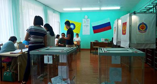 Члены избирательной комиссии подсчитывают голоса на выборах в Калмыкии. Фото: Бадма Бюрчиев для "Кавказского узла".