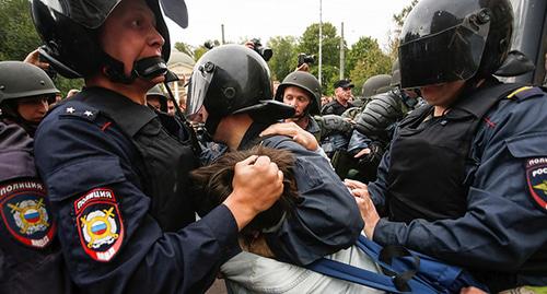 Сотрудники полиции задерживают участника митинга против пенсионной реформы. 9 сентября 2018 г. Фото: REUTERS/Anton Vaganov