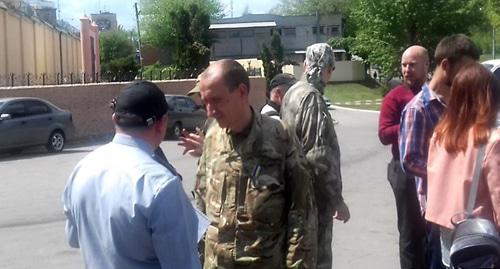 Пикет в поддержку Тмура Тимхоева у следственный изолятор Харькова. Фото RFE/RL