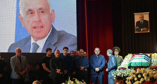 Церемония прощания с премьер-министром Геннадием Гагулией, погибшим в ДТП, в Гудаутском районе Абхазии © Sputnik / Илона Хварцкия
 https://sputnik-abkhazia.ru/Abkhazia/20180912/1024989097/v-abxazii-prostilis-s-gennadiem-gaguliya.html