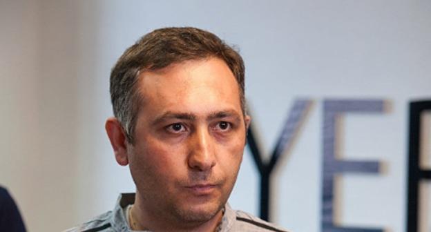 Главред Yerevan.today Севак Акопян. Фото: Sputnik / Asatur Yesayants

https://ru.armeniasputnik.am/politics/20180917/14519186/novye-detali-obyskov-v-yerevan-today-sk-poyasnyaet-zachem-nagryanulo-v-ofis-izdaniya.htm