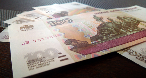 Бонкноты номиналом 100 рублей. Фото Нины Тумановой для "Кавказского узла"