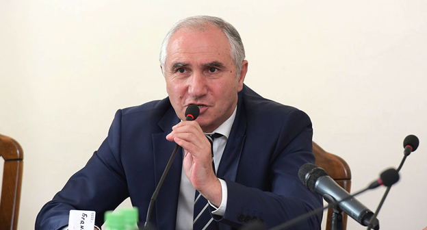 Валерий Бганба. Фото © Sputnik / Томас Тхайцу https://sputnik-abkhazia.ru/radio/20170209/1020391510/spiker-o-popravkax-v-konstituciyu-zashhitili-suverenitet-i-nezavisimost-abxazii.html