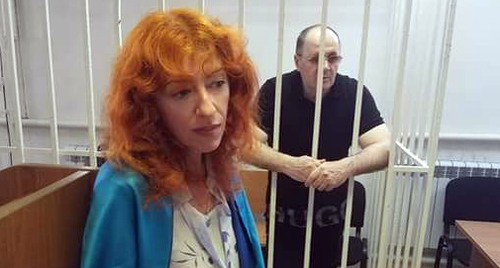 Татьяна Локшина и Оюб Титиев в суде. Фото предоставлено ПЦ "Мемориал"