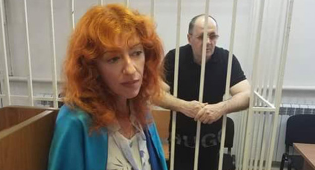 Татьяна Локшина и Оюб Титиев в зале суда. Фото: пресс-служба ПЦ "Мемориал"