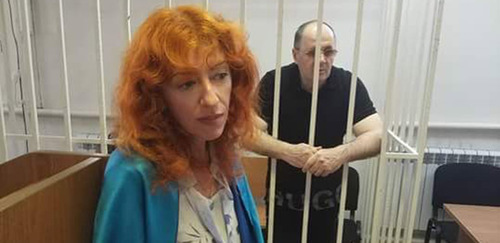 Татьяна Локшина и Оюб Титиев в зале суда. Фото: пресс-служба ПЦ "Мемориал"