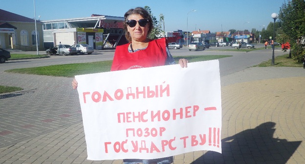 Жительница Калача-на-Дону проводит одиночный пикет. 22 сентября 2018 года. Фото Татьяны Филимоновой для "Кавказского узла"