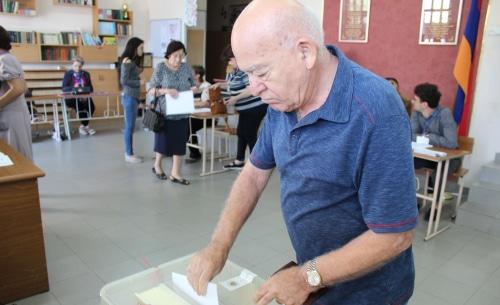 Пожилой человек голосует на выборах в Ереване. 23 сентября 2018 год. Фото Тиграна Петросяна для "Кавказского узла".