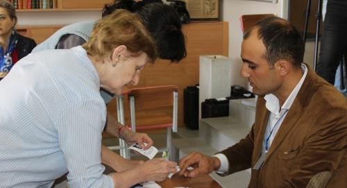 Избиратель получает бюллетень на участке в Ереване 23 сентября 2018 год. Фото Тиграна Петросяна для "Кавказского узла".