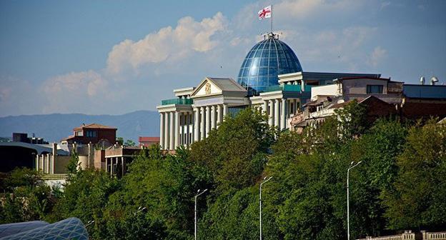 Президентский дворец в Тбилиси. Фото  Sputnik / Alexander Imedashvili
 https://sputnik-georgia.ru/politics/20180923/242207197/Zavershilas-registratsiya-kandidatov-v-prezidenty-Gruzii.html