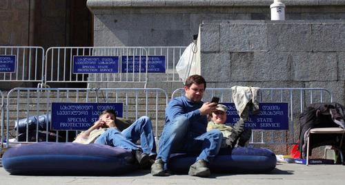 Сторонники Зазы Саралидзе перед зданием парламента. 18 сентября. Фото Инны Кукуджановой для "Кавказского узла"
