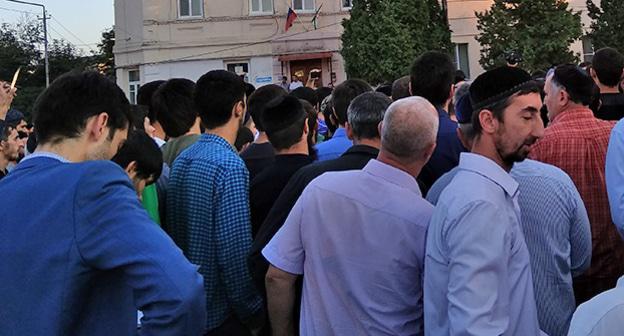 Активисты и жители Сунженского района Ингушетии возле здания районной администрации. 24 сентября 2018 года. Фото: Умар Йовлой для "Кавказского узла"