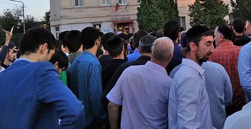 Активисты и жители Сунженского района Ингушетии возле здания районной администрации. 24 сентября 2018 года. Фото: Умар Йовлой для "Кавказского узла"