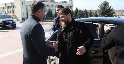 Юнус-Бек Евкуров и Рамзан Кадыров (справа) во время встречи. Магас, 21 февраля 2016 г. Пресс-служба Главы и Правительства РИ