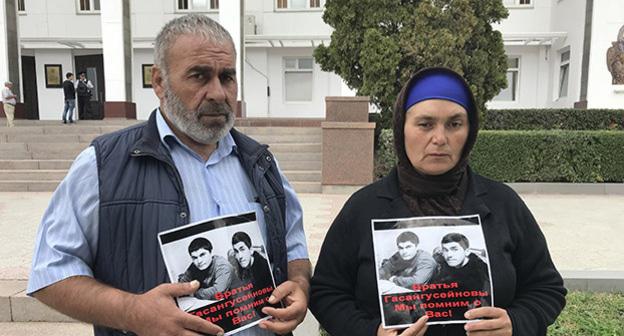 Муртазали и Патимат Гасангусейновы во время пикета. Махачкала, 26 сентября 2018 года. Фото Патимат Махмудовой для "Кавказского узла"