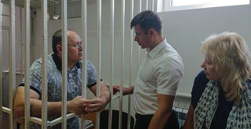 Оюб Титиев (слева) со своими адвокатами Петром Заикиным и Маринаой Дубровиной. Фото: Пресс-служба ПЦ "Мемориал"