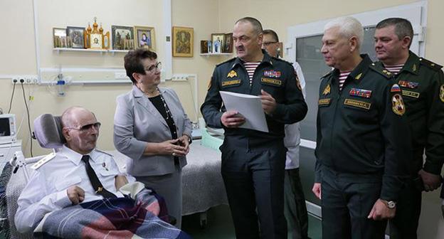 Поздравление с 70-летием бывшего командующего внутренними войсками в Чечне генерала Анатолия Романова (слева). Фото: Федеральная служба войск национальной гвардии РФ http://rosgvard.ru