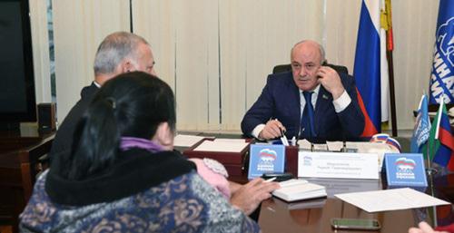 Раджаб Абдулатипов (справа). Фото: официальный сайт Народное собрание Республики Дагестан http://www.nsrd.ru/