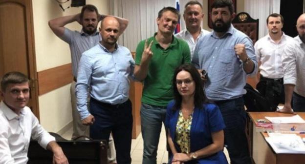 Михаил Беньяш (в центре) и поддержавшие его адвокаты в суде в Краснодаре. Фото: "Голос Кубани", https://golos-kubani.ru/sud-arestoval-advokata-benyasha-na-dva-mesyaca/