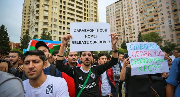 Участник митинга держит в руках лозунг «Карабах наш дом, освободите наш дом!». 29 сентября 2018 года. Фото Азиза Каримова для "Кавказского узла"