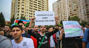 Участник митинга держит в руках лозунг «Карабах наш дом, освободите наш дом!». 29 сентября 2018 года. Фото Азиза Каримова для "Кавказского узла"
