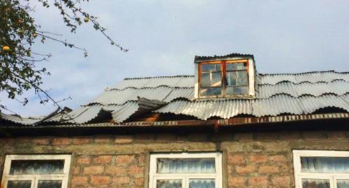 Поврежденная градом крыша дома в селе Кроз. Фото Ульяны Догузовой