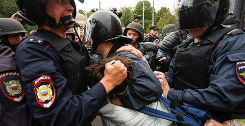 Сотрудники силовых структур во время задержания активистов. Фото: REUTERS/Anton Vaganov