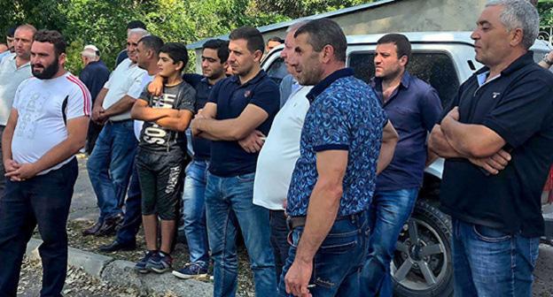 Жители Маралике требуют отставки главы общины Ани. Фото: © Sputnik / Armenuhi Mkhoyan https://ru.armeniasputnik.am/politics/20180824/14064275/ezdit-na-leksuse-s-zarplatoj-v-300-dollarov-volneniya-v-maralike-ugrozy-golodovki.html
