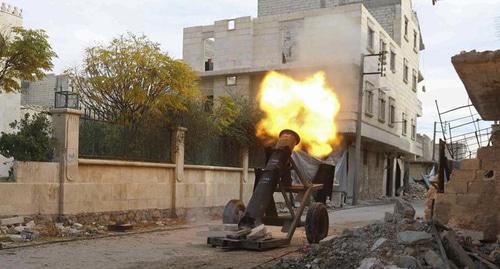 Боевики повстанцев запускают оружие местного производства на линии фронта Карм-ат-Тараб. Фото REUTERS / Abdalrhman Isma
