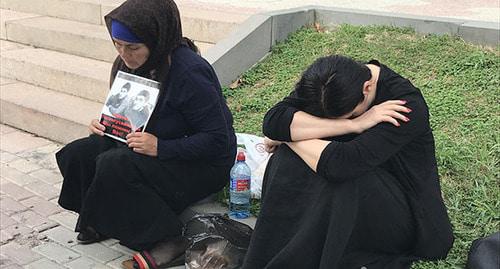 Пикет родителей убитых братьев Гасангусейновых. Махачкала, 25 сентября 2018 г. Фото Патимат Махмудовой для "Кавказского узла"